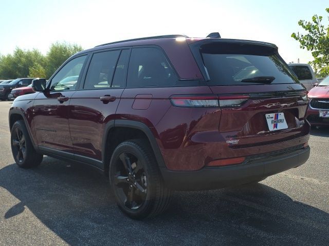 Used 2023 Jeep Grand Cherokee Limited w/ Black Appearance Package AWD/4WD image 3