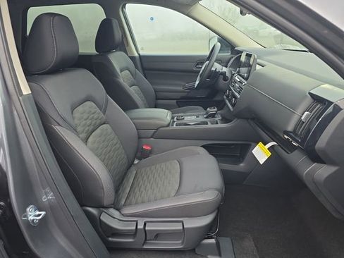 Used 2025 Nissan Pathfinder S image 6
