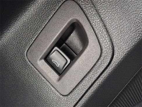 Used 2022 Volkswagen Atlas Cross Sport SE image 27