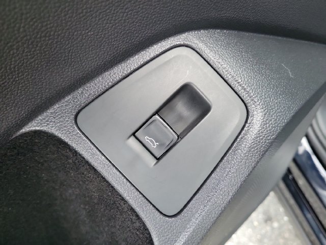 Used 2024 Volkswagen Tiguan SE w/ Panoramic Sunroof Package FWD image 16