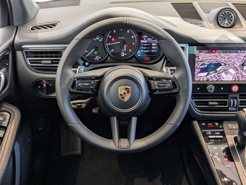 Used 2025 Porsche Macan image 15