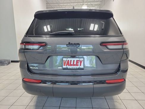 Used 2024 Jeep Grand Cherokee L Altitude AWD/4WD image 11