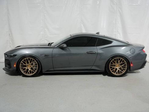 Used 2025 Ford Mustang GT Premium RWD image 2