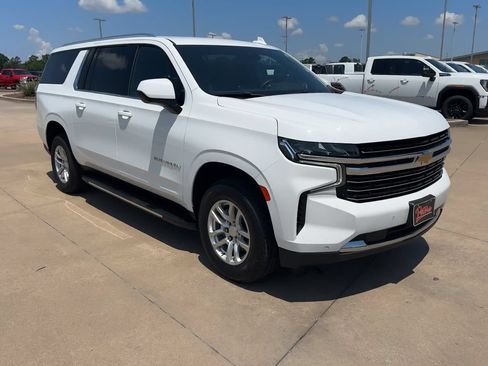 Used 2024 Chevrolet Suburban LT RWD image 3
