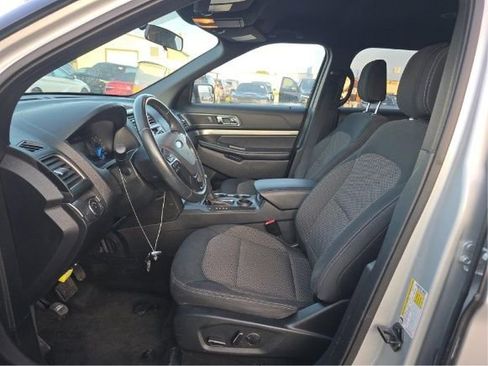 Used 2018 Ford Explorer XLT FWD image 5