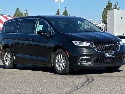 Used 2024 Chrysler Pacifica Touring-L FWD image 5