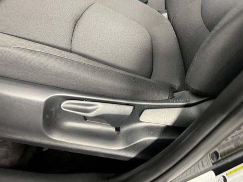 Used 2025 Toyota Corolla Cross LE image 23