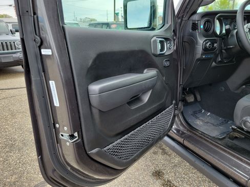 Used 2025 Jeep Wrangler Unlimited Rubicon 4xe w/ Convenience Group AWD/4WD image 6