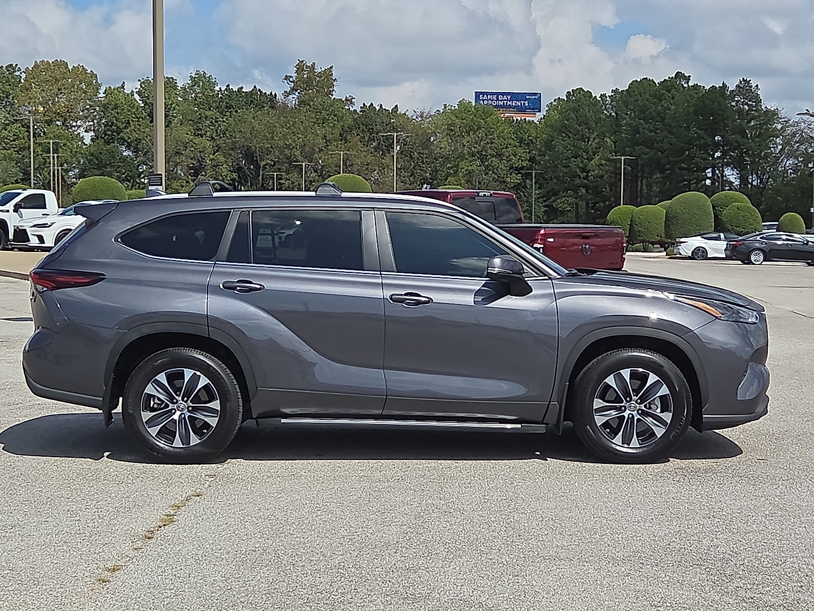 Used 2024 Toyota Highlander XLE AWD/4WD image 6