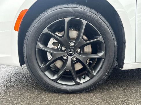 Used 2024 Chrysler Pacifica Limited w/ S Appearance Package image 17