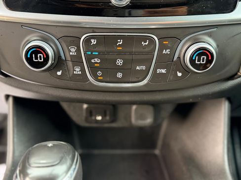 Used 2019 Chevrolet Traverse LT FWD image 16