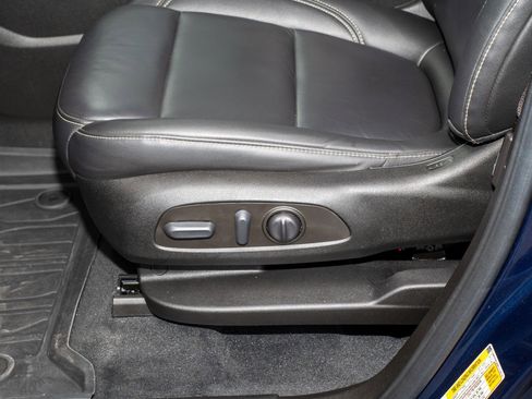 Used 2023 Chevrolet Traverse LT FWD image 30