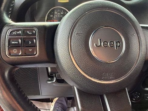 Used 2014 Jeep Wrangler Unlimited Sahara w/ Dual Top Group AWD/4WD image 31