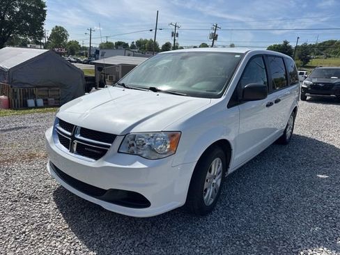 Used 2019 Dodge Grand Caravan SE w/ UConnect Hands-Free Group image 2