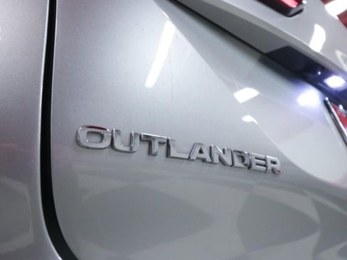 Used 2024 Mitsubishi Outlander SE image 30