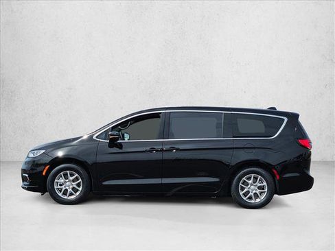 Used 2025 Chrysler Pacifica Select FWD image 9