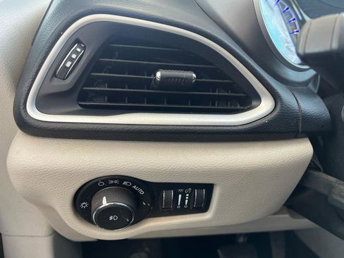 Used 2020 Chrysler Pacifica Touring-L image 27