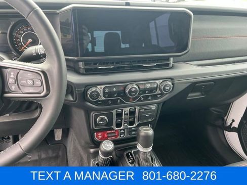 Used 2025 Jeep Gladiator Rubicon AWD/4WD image 24