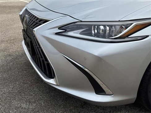 Certified 2025 Lexus ES 300h w/ Luxury Package image 10