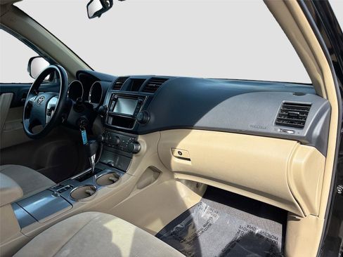 Used 2013 Toyota Highlander Plus AWD/4WD image 30