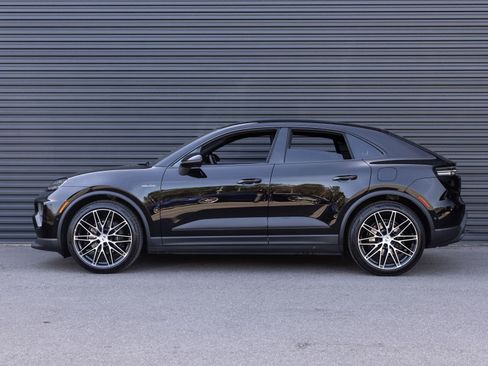 New 2026 Porsche Macan 4 Electric image 2