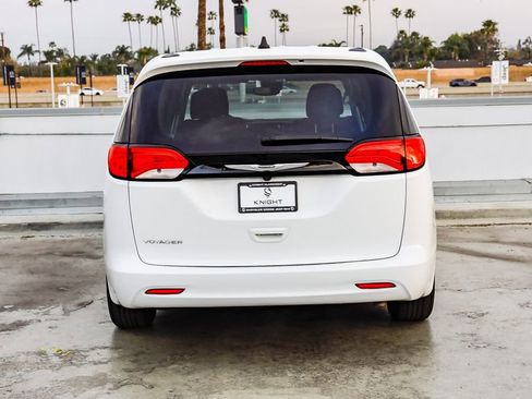 Used 2024 Chrysler Voyager LX image 7