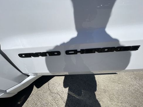Used 2020 Jeep Grand Cherokee Altitude AWD/4WD image 22