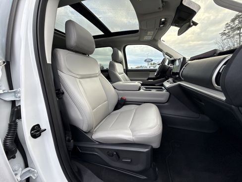 Used 2025 Ford Expedition Active image 10