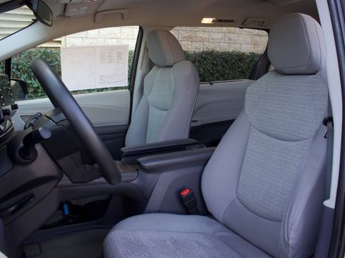 Used 2022 Toyota Sienna LE FWD image 12