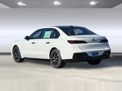 New 2025 BMW 740i image 3
