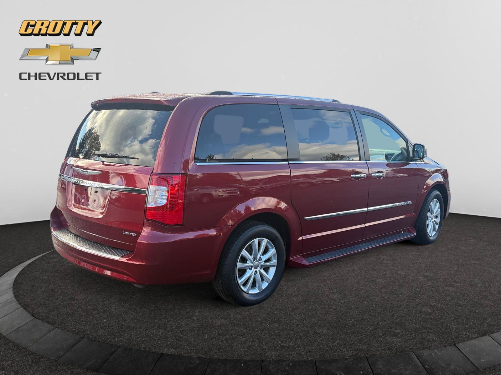 Used 2016 Chrysler Town & Country Limited Platinum FWD image 5