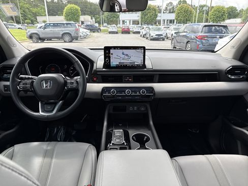 Used 2025 Honda Pilot Touring image 29