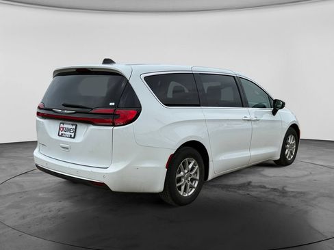 Used 2024 Chrysler Pacifica Touring-L FWD image 10