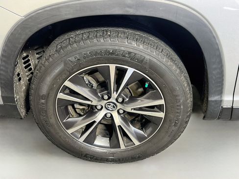 Used 2019 Toyota Highlander Plus FWD image 13