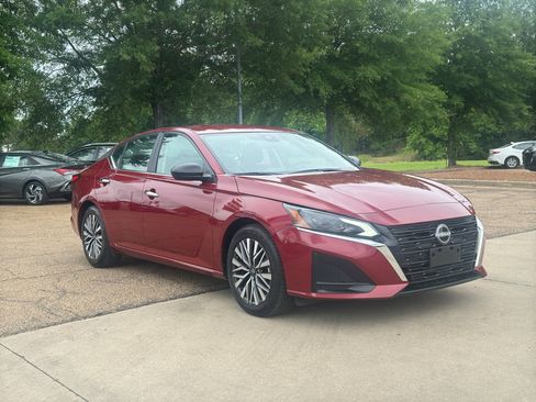 Used 2025 Nissan Altima 2.5 SV FWD image 1