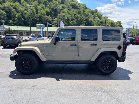 Used 2017 Jeep Wrangler Unlimited Sahara w/ Connectivity Group AWD/4WD image 6