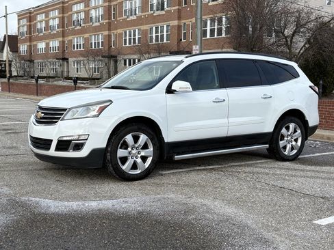 Used 2017 Chevrolet Traverse LT w/ Style and Technology Package image 2