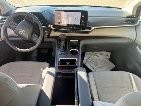 Used 2024 Toyota Sienna LE image 21