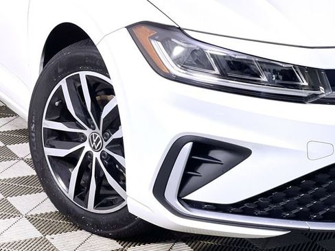 Used 2025 Volkswagen Jetta SE w/ Sunroof Package image 10