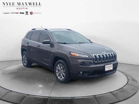 Used 2018 Jeep Cherokee Latitude Plus FWD image 2