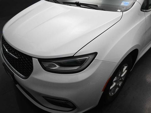 Used 2024 Chrysler Pacifica Touring-L FWD image 17