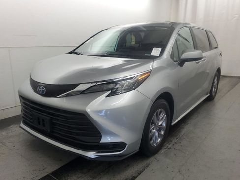Used 2025 Toyota Sienna LE image 1