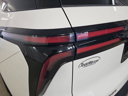 Used 2025 Chevrolet Traverse LT FWD image 42