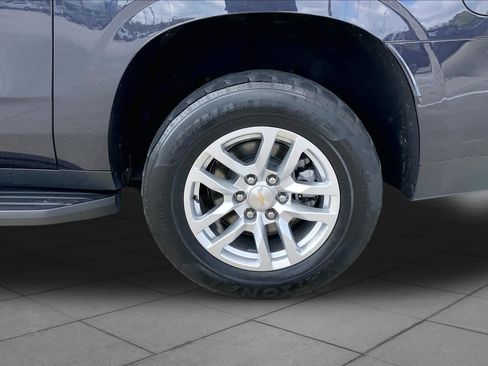 Used 2024 Chevrolet Suburban LT RWD image 11