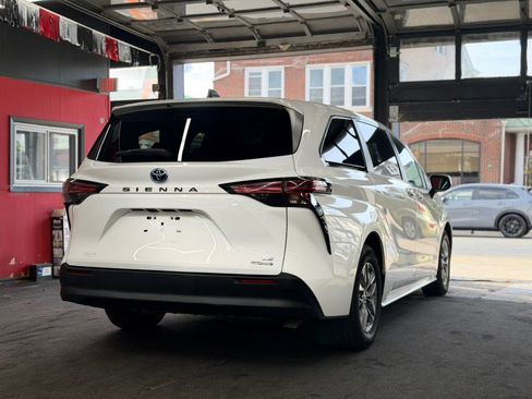 Used 2021 Toyota Sienna LE FWD image 4