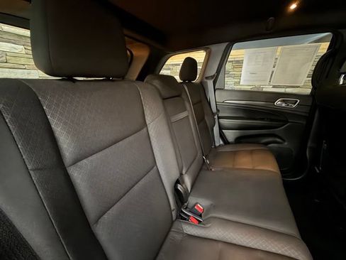Used 2018 Jeep Grand Cherokee Laredo AWD/4WD image 34