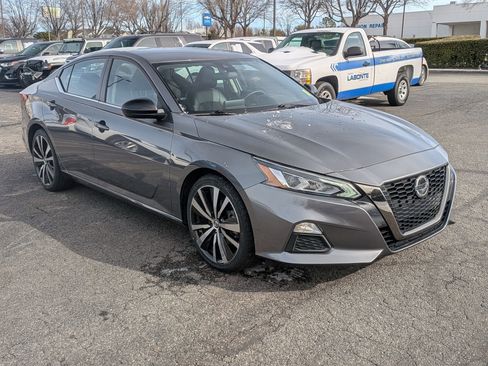 Used 2022 Nissan Altima 2.5 SR image 2