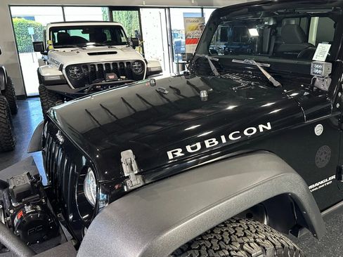 Used 2017 Jeep Wrangler Unlimited Rubicon w/ Connectivity Group image 5