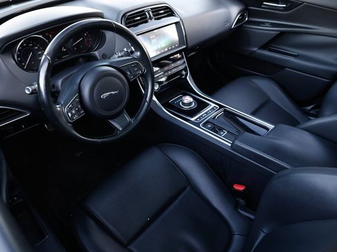 Used 2019 Jaguar XE image 4