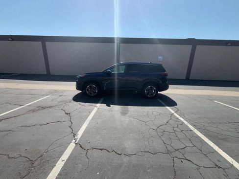 Used 2025 Nissan Rogue SV FWD image 16
